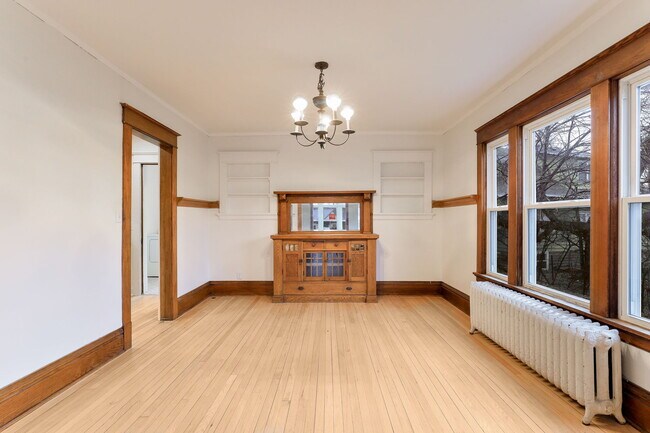 Building Photo - 2105 Como Ave