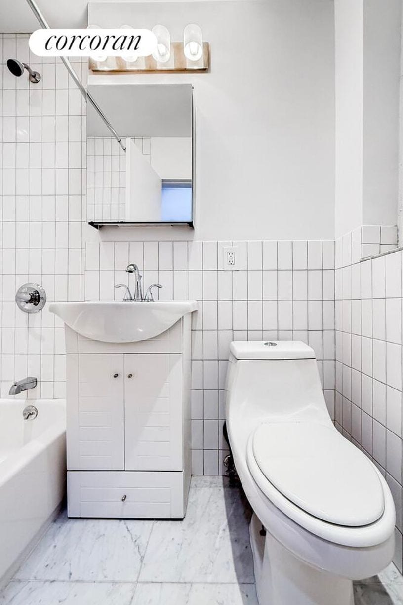 Building Photo - 344 W 17th St