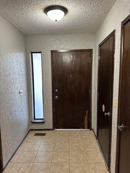 Building Photo - 6816 Bear Canyon Dr