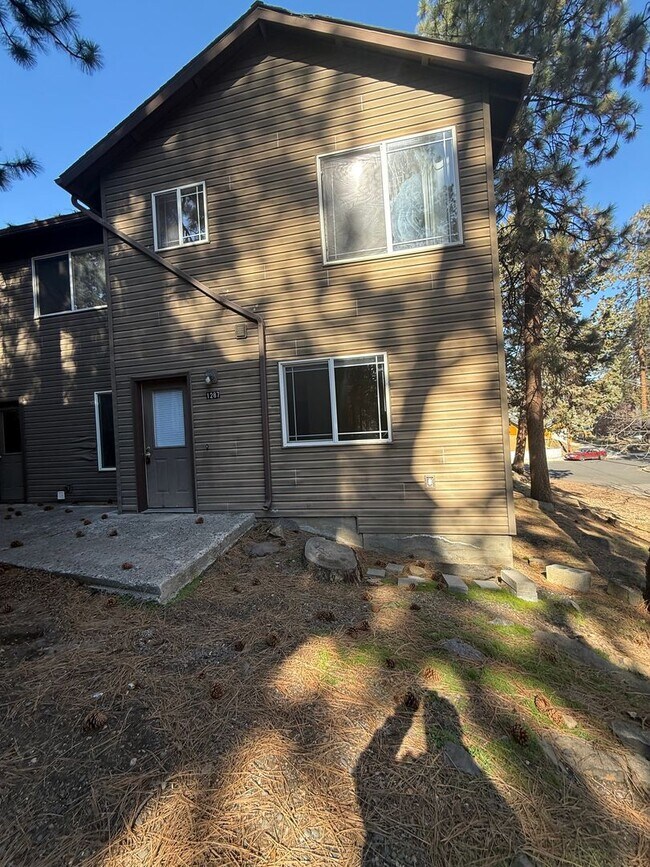 Building Photo - Westside 3 Bdrm, 2 Bath Townhouse close to COCC!  All Appliances, Washer/dryer hookups, Single ga...