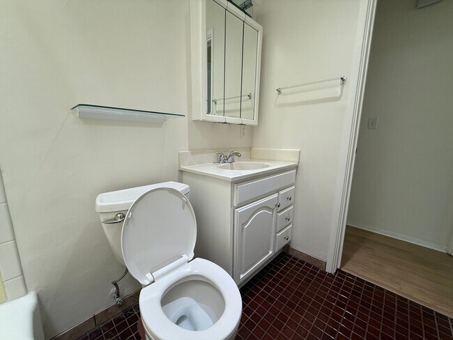 Building Photo - Large and bright condo in the Grossmont Vi...