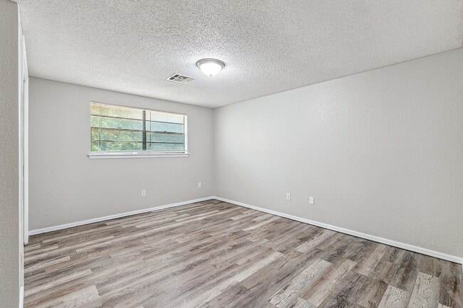 Building Photo - 4 bed, 3 bath home in OKC, OK