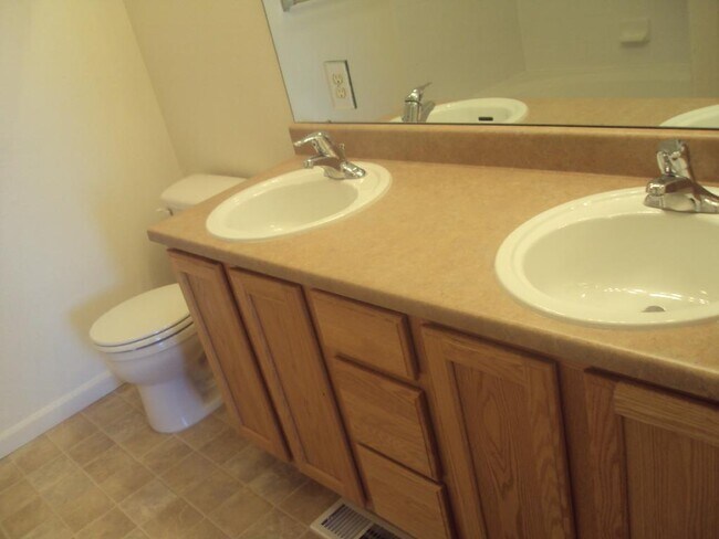 Building Photo - "Spacious 2-Bed, 2-Bath Condo Gem with Garage in Vibrant Denver Locale!"