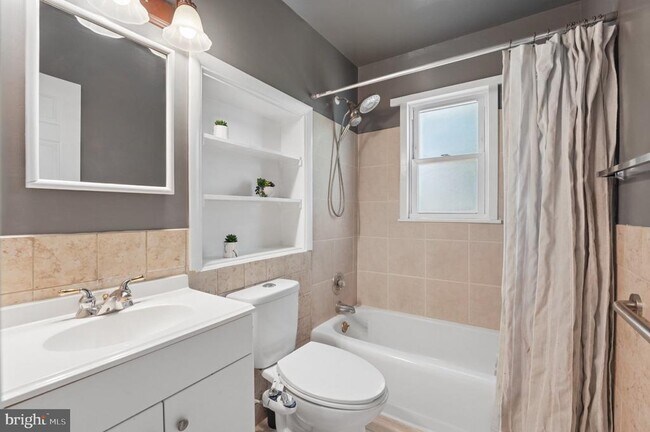 Building Photo - 229 Cabbel Dr