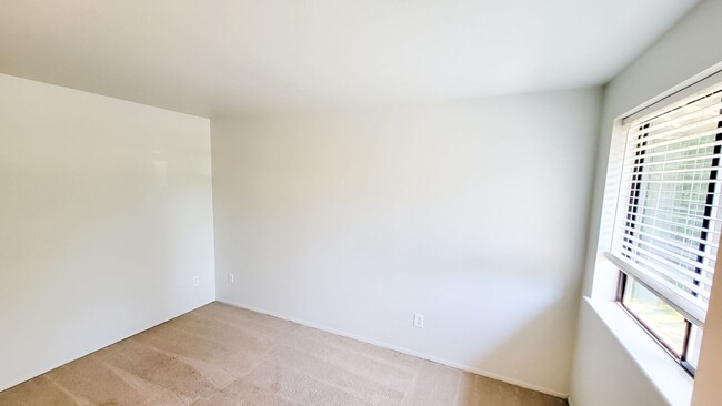 Building Photo - 4 Bedroom + 2 Flex Rooms On 1 Acre