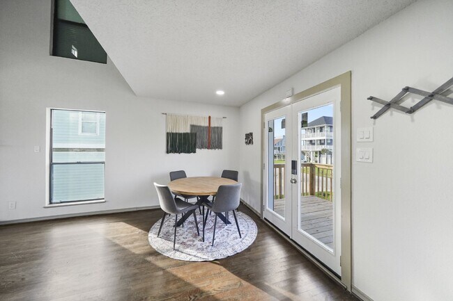 Building Photo - 4126 San Jacinto Dr