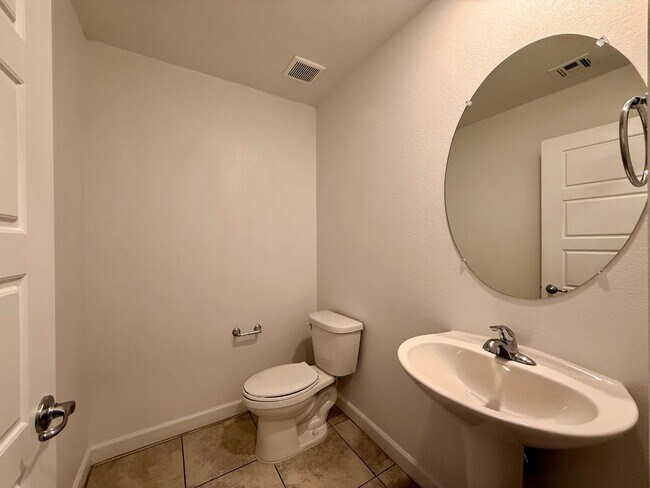 Building Photo - 3 BED 2.5 BATH 2 CAR GARAGE TOWNHOUSE w/ LOFT in CADENCE FOR RENT!