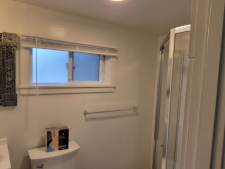 Main bath 2 Pic 2 - 681 SW Levens St