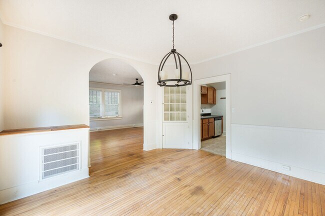 Building Photo - Beautifully updated House in Rivermont