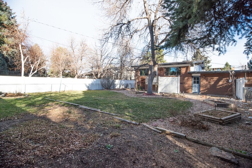 Building Photo - 9 Paramount Pky