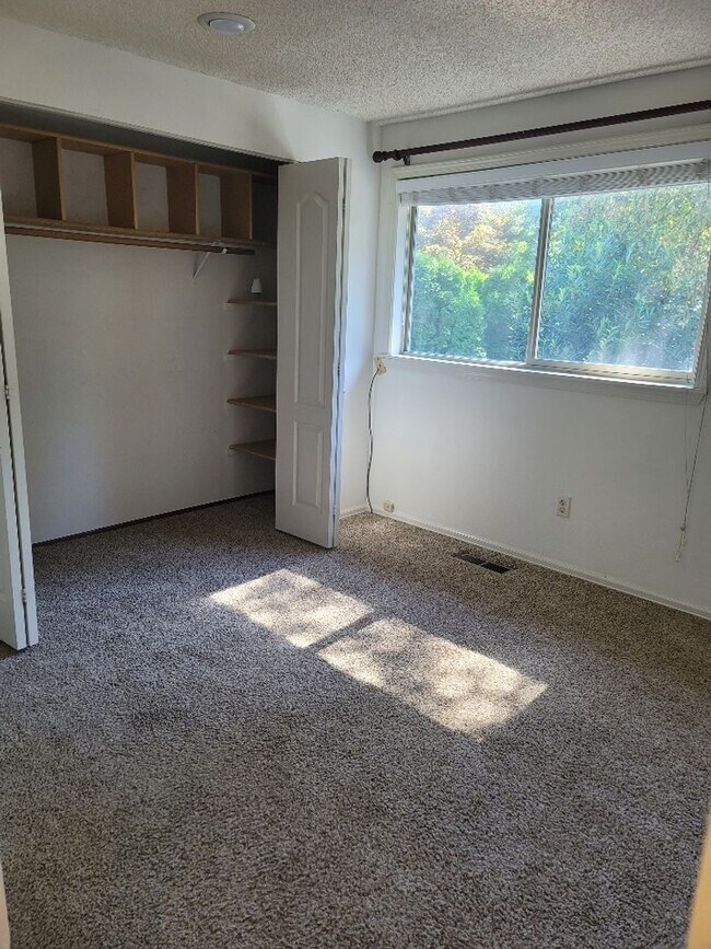 Building Photo - Kent 4 bedroom plus Den and 3 bathrooms & ...