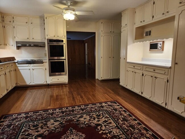 Building Photo - 1181 Lake Shore Cir