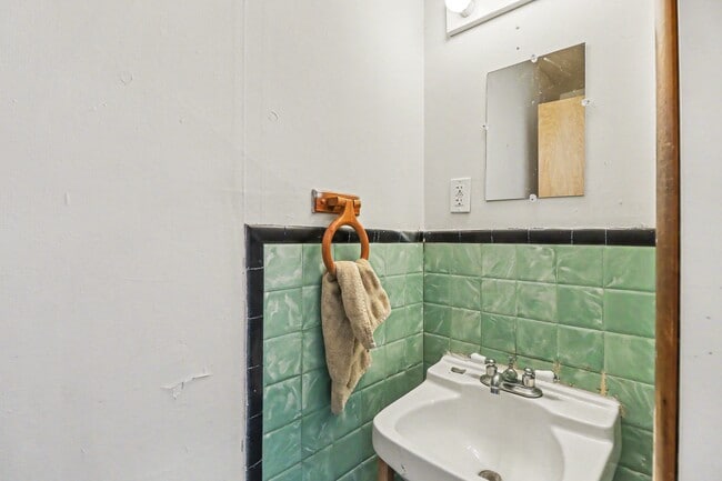 Building Photo - 606 Catherine St