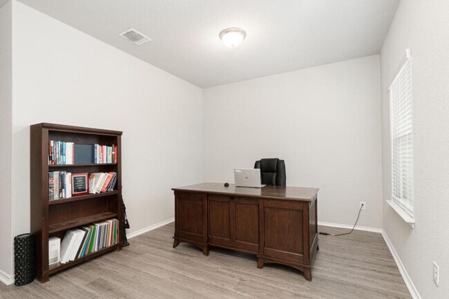 Building Photo - 5510 Daniel Wy