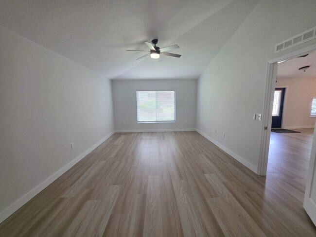 Building Photo - Beautiful 4 Bedroom in Gated Compass Pointe