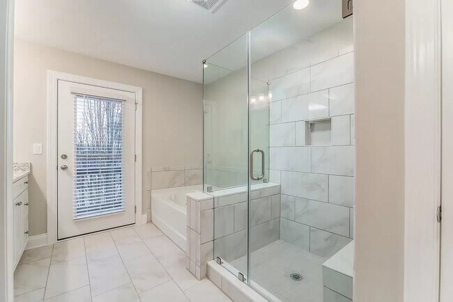 Building Photo - 611 N Main St