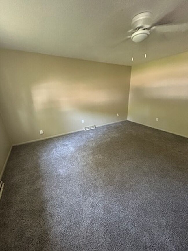 Building Photo - Three bed, one bath