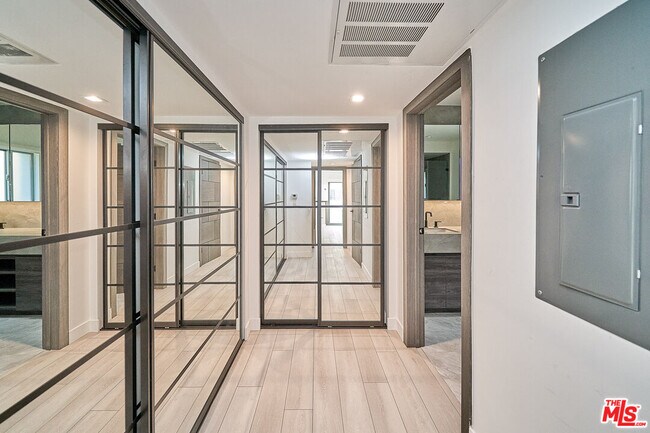 Building Photo - 145 S Maple Dr