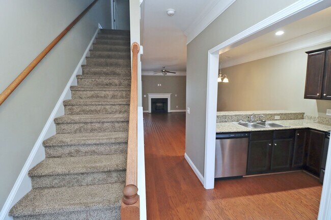 Building Photo - Charming 2 Bedroom, 2.5 Bath Townhouse Available in Hampton Forest!