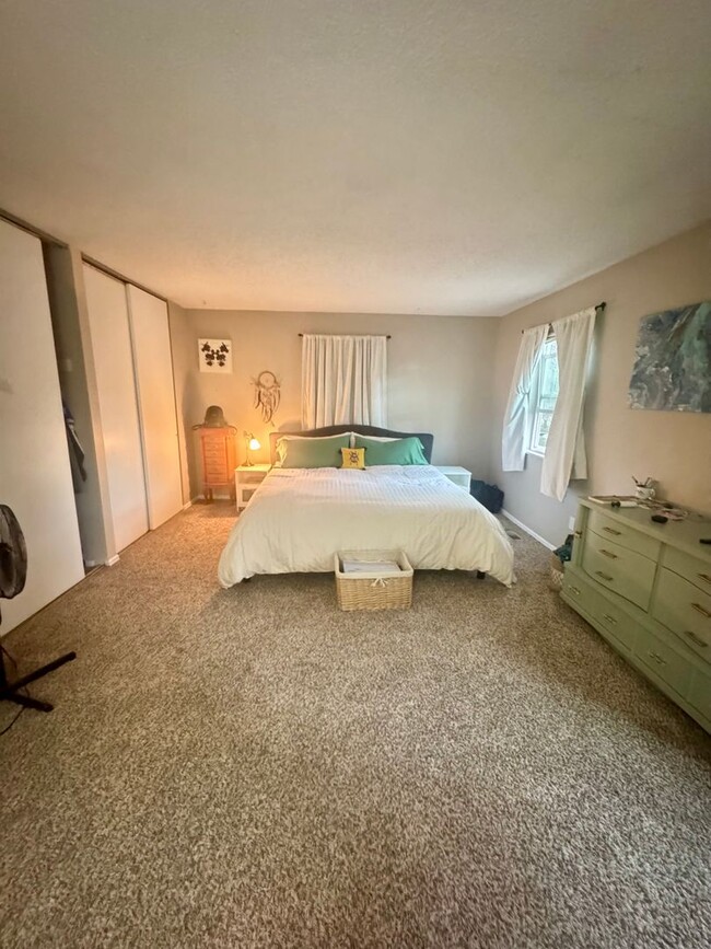 Building Photo - 3 bedroom/2 bath Centrally Located home in...
