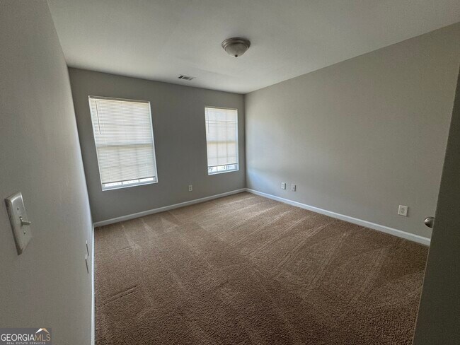 Building Photo - 262 Village Dr