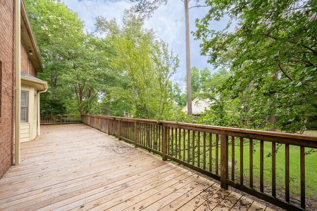 Building Photo - 4135 Knollcrest Cir N