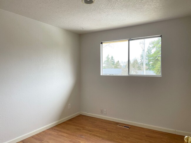 Building Photo - Charming 3 Bed 2.5 Bath Home in Newcastle