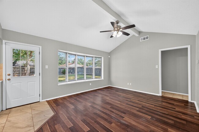 Building Photo - 811 Lochmoor Ln