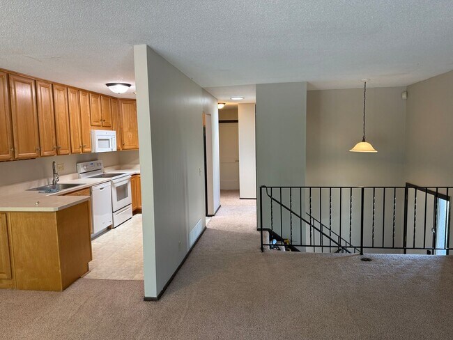 Building Photo - Awesome 3 bed unit