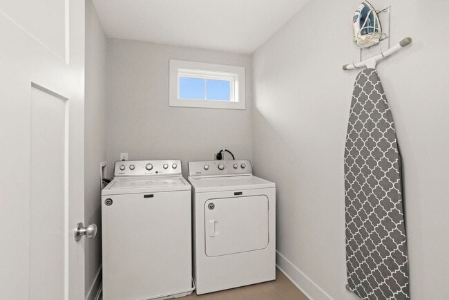 Building Photo - 4 BEDROOM, 5 BATH, 2-CAR GARAGE-