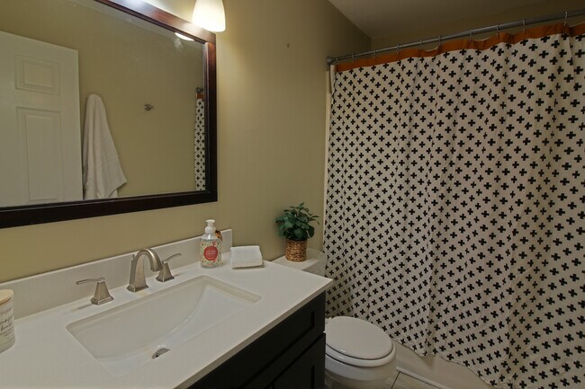 Building Photo - 285 Hildred Dr