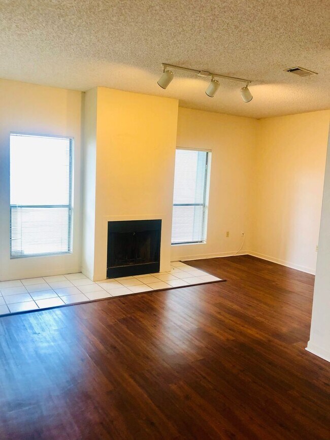 Building Photo - First-floor spacious 1-bedroom on LSU bus route
