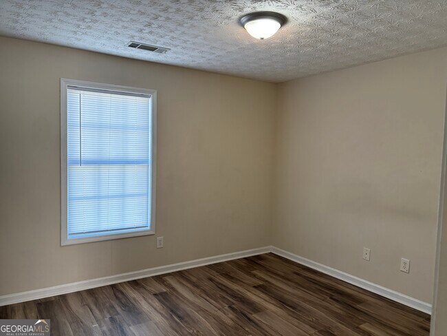 Building Photo - 97 Lily Dr