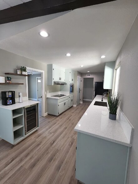 Building Photo - 440 Willamette Dr