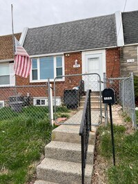 Building Photo - Renovated 3 Bedroom Row Home Available Now!