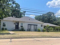 Building Photo - 1001 W Lampasas St