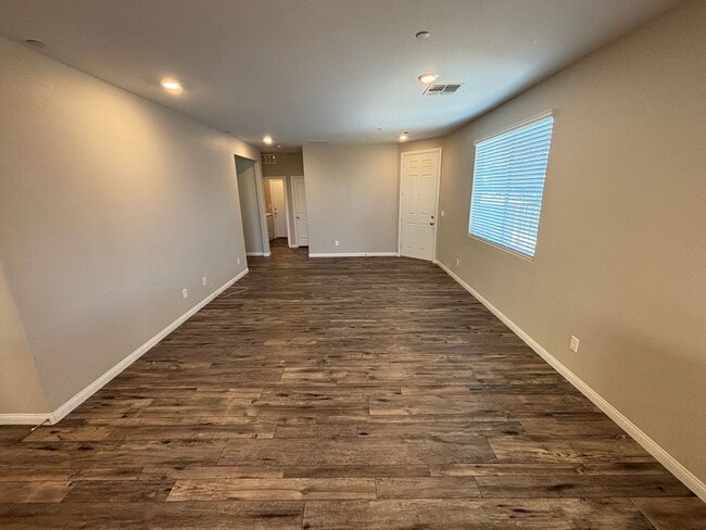 Building Photo - Beautifully Upgraded Single-Story 2BED/2BA...