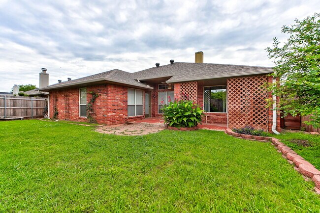 Building Photo - 2912 Edinburg Dr