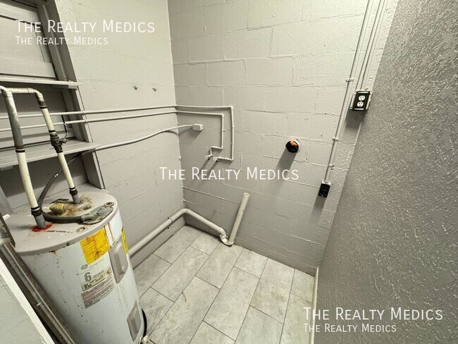 Building Photo - 1102 Egan Dr