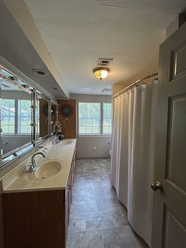 Building Photo - Absolutely Adorable 3br/1ba House - PERFEC...