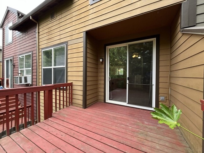 Building Photo - Spacious Three-Story Townhome Near Orenco Station with Attached Garage, Private Balcony, and Vaul...