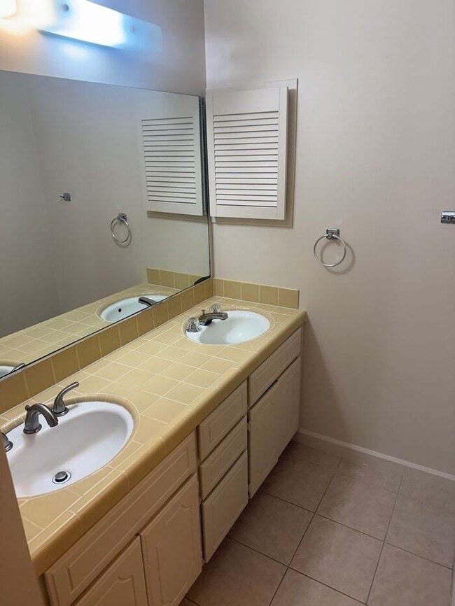 Building Photo - Great 2 Bedroom 2 Bath Townhouse