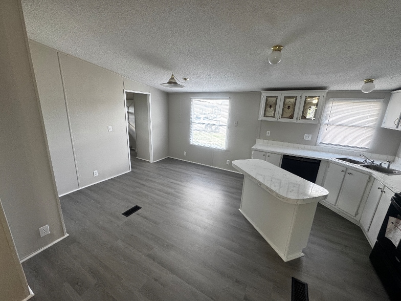 Building Photo - 122 Fox Meadow Dr