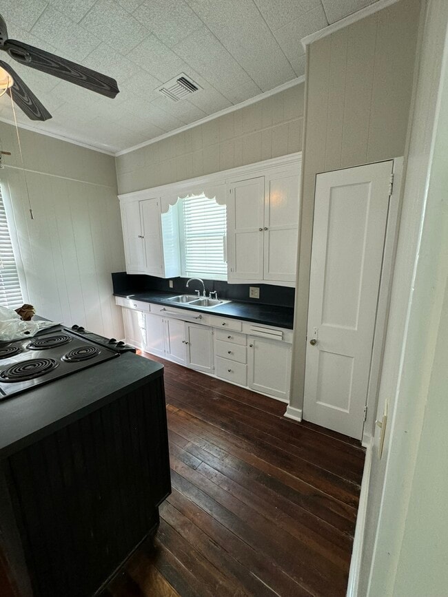 Building Photo - 404 Church St