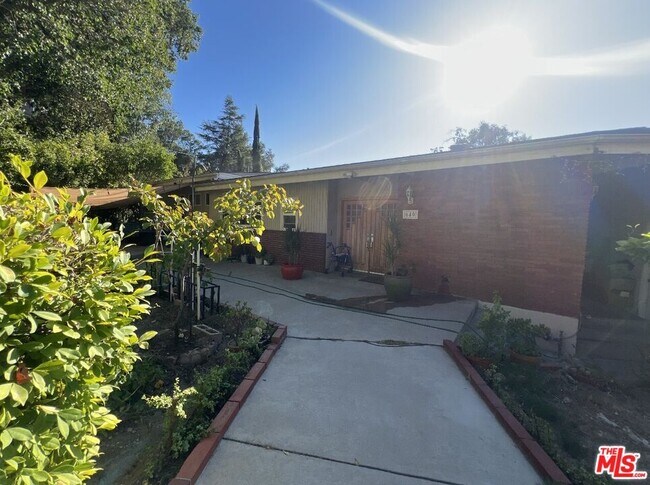 Building Photo - 640 Cavanagh Rd