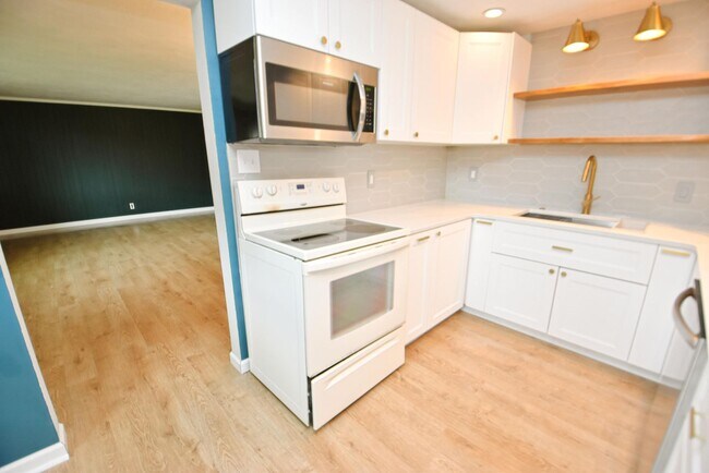Building Photo - 124 N Holiday Dr