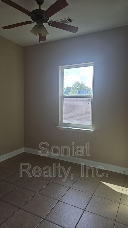 Building Photo - 5922 Marigny St