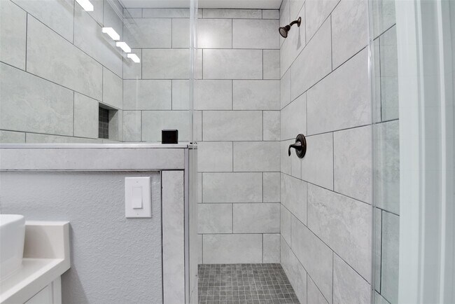 Building Photo - 10622 Rustling Oaks Dr