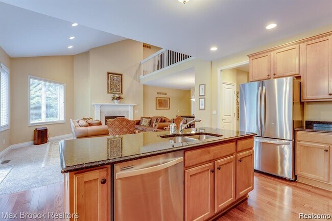 Building Photo - 1050 Oakwood Dr