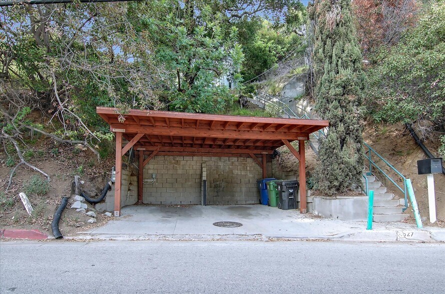 Building Photo - 8527 Wonderland Ave